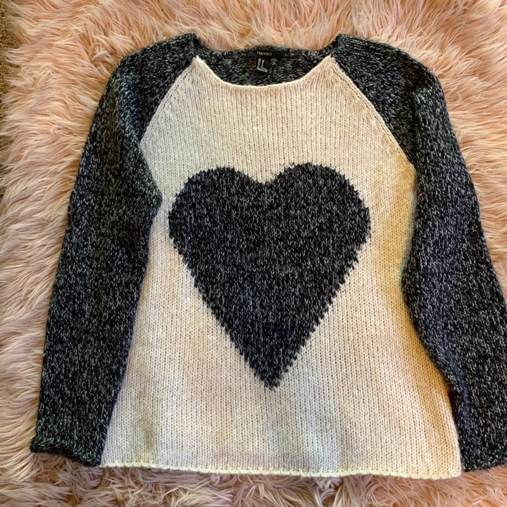Raglan Sleeve Heart Knit Sweater size M